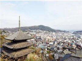タイトル左の五重塔から見下ろす尾道の街の風景画像