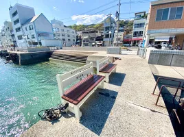 タイトル右の尾道の港のベンチと船の画像