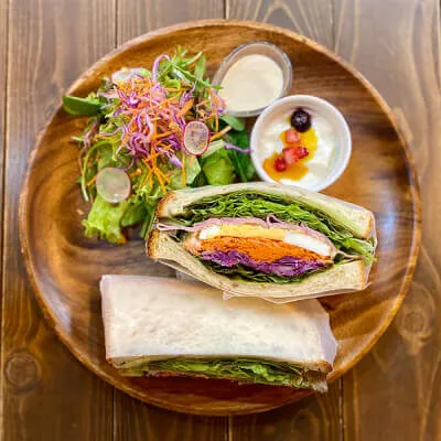 サンドウィッチとサラダのプレート