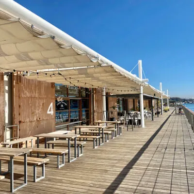 海沿いのウッドデッキテラス風景