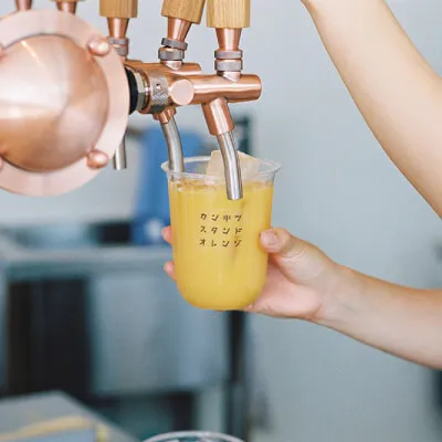 ドリンクを作る店員